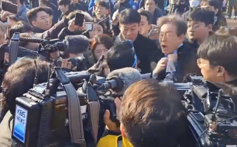 Απόπειρα δολοφονίας του ηγέτη της αντιπολίτευσης της Νότιας Κορέας - Σοκαριστικό βίντεο από το μαχαίρωμα στο λαιμό