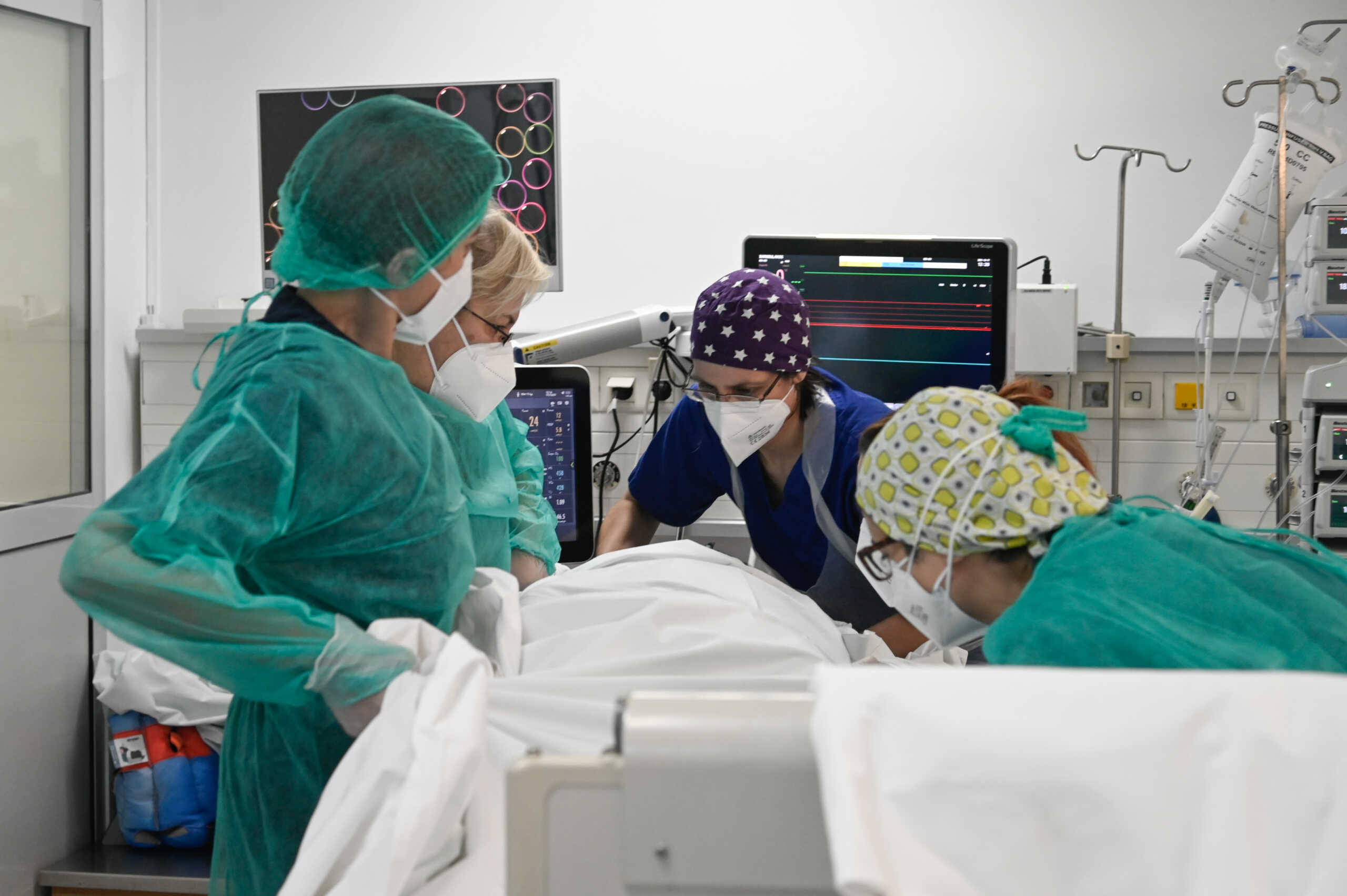 Κορονοϊός: Πάνω από 300 εισαγωγές ασθενών σε νοσοκομεία το τελευταίο 24ωρο