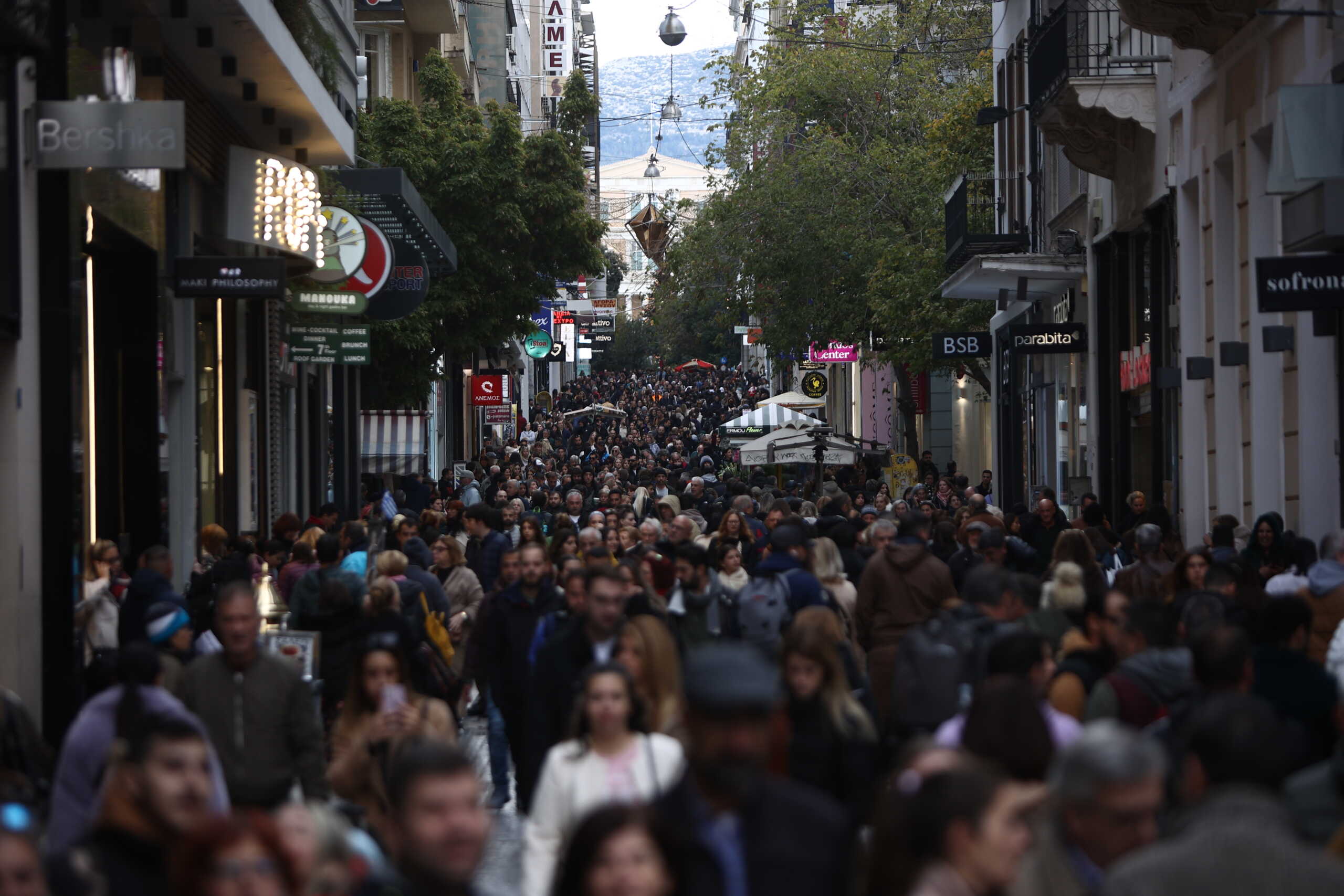 Ανοιχτά τα εμπορικά καταστήματα στον πεζόδρομο της οδού Ερμού στην Αθήνα με τους ιδιοκτήτες τους να συνεχίζουν τις προσφορές της Black Friday, Κυριακή 26 Νοεμβρίου 2023.
(ΒΑΣΙΛΗΣ ΡΕΜΠΑΠΗΣ