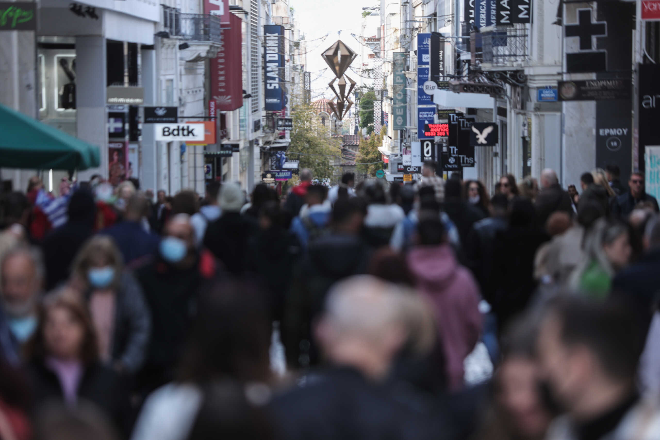 Κόσμος στα εμπορικά καταστήματα στον πεζόδορμο της οδού Ερμού στην Αθήνα, Κυριακή 27 Νοεμβρίου 2022. Με ανοιχτά μαγαζιά την Κυριακή συνεχίστηκε το τριήμερο προσφορών που είχε ξεκινήσει εδώ και μέρες με κορύφωση την Παρασκευή, όταν ήταν και η Black Friday. 
(ΒΑΣΙΛΗΣ ΡΕΜΠΑΠΗΣ