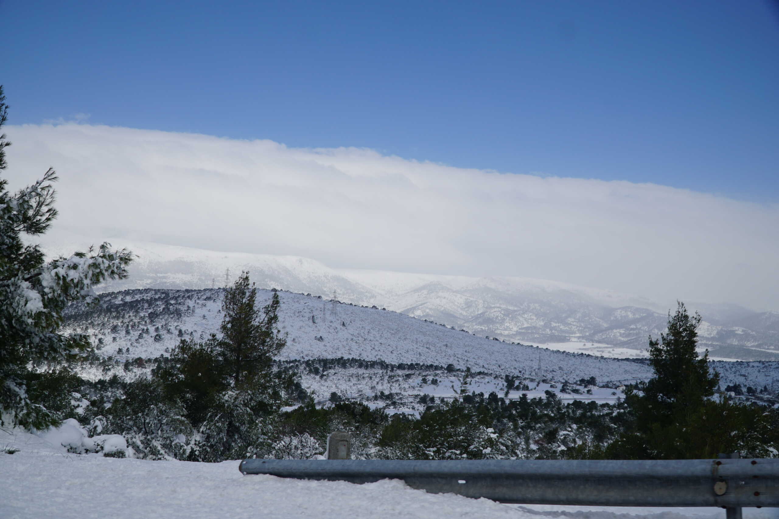 Χιονόπτωση στα Βίλια Αττικής, Δευτέρα 6 Φεβρουαρίου 2023. Σε πλήρη εξέλιξη βρίσκεται η κακοκαιρία Μπάρμπαρα, που έχει επηρεάσει τη χώρα από το βράδυ του Σαββάτου (4
(ΓΙΩΡΓΟΣ ΚΟΝΤΑΡΙΝΗΣ