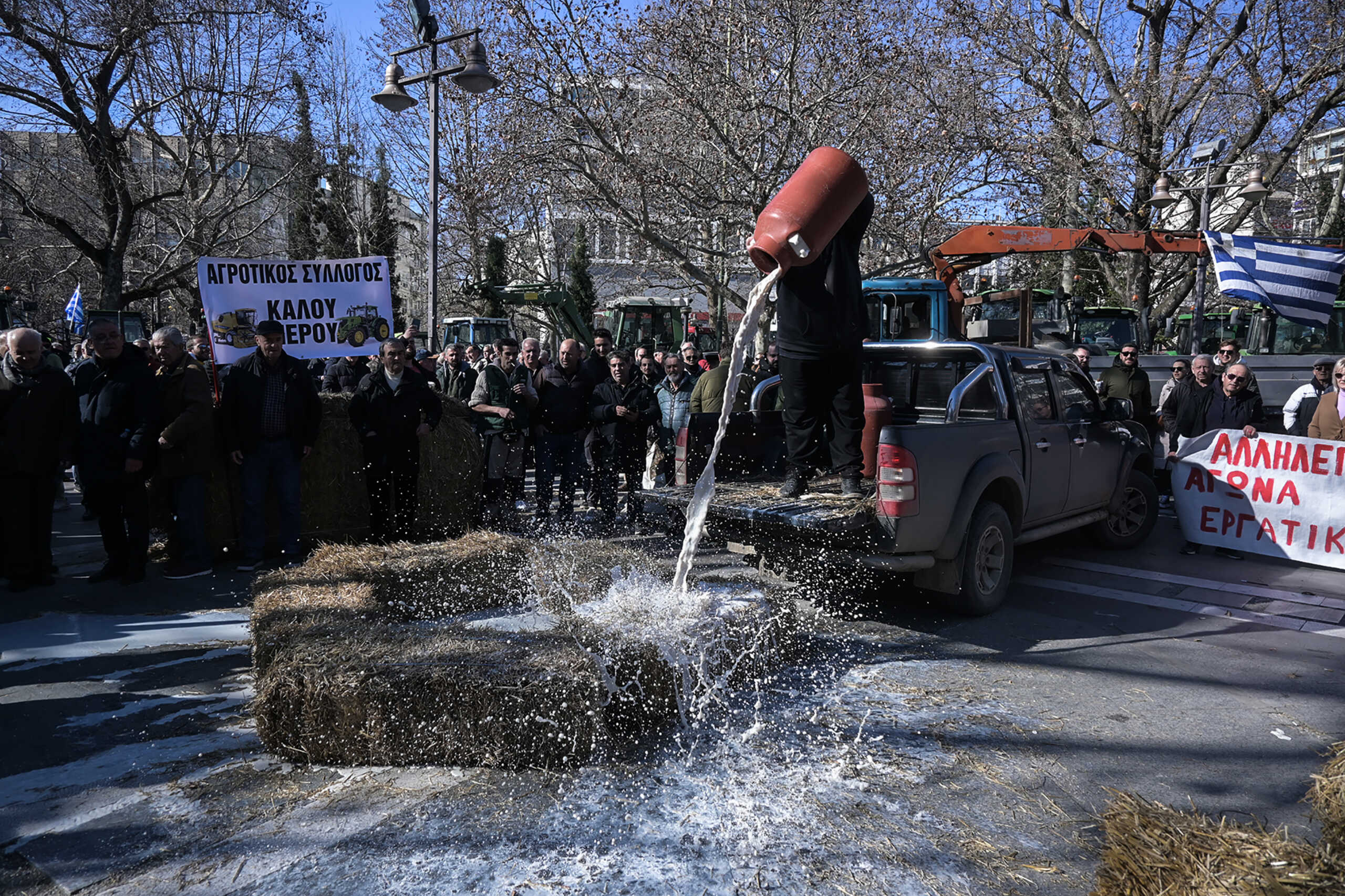Συλλαλητήριο αγροτών στην πόλη της Λάρισας, Δευτέρα 29 Ιανουαρίου 2024. Το κόστος παραγωγής, η νέα ΚΑΠ, οι αποζημιώσεις του ΕΛΓΑ και οι καταστροφές που άφησε πίσω η κακοκαιρία «Daniel» αποτελούν τα κεντρικά ζητήματα που θέτουν οι αγρότες. 
(EUROKINISSI)