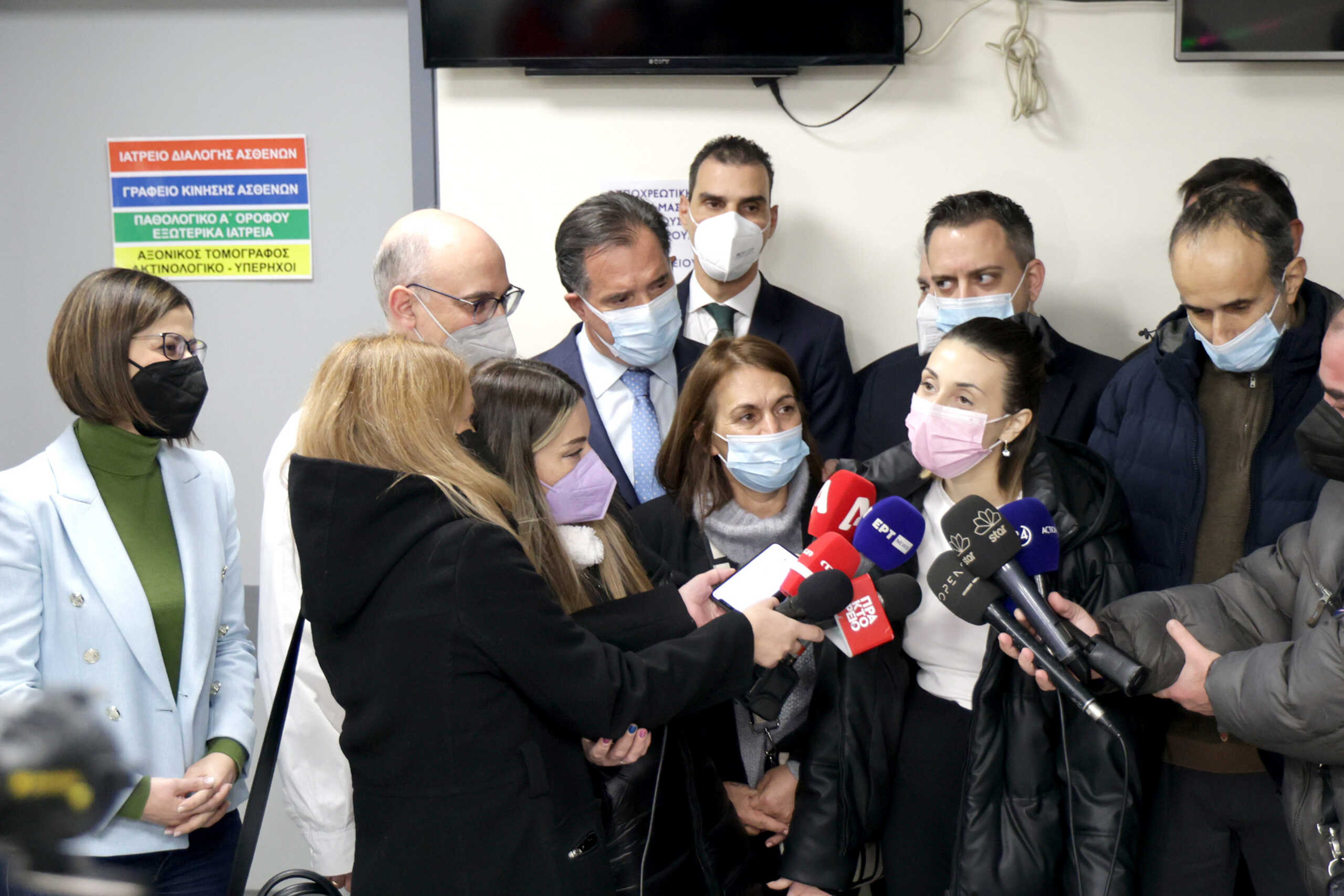 Επίσκεψη της πολιτικής ηγεσίας του Υπουργείου Υγείας στο ΓΝΑ
«ΛΑΪΚΟ», όπου έλαβε εξιτήριο η 23χρονη που υπεβλήθη στην πρώτη
μεταμόσχευση ήπατος από ζώντα δότη στην Ελλάδα.

Ο Υπουργός Υγείας Άδωνις Γεωργιάδης, η Αναπληρώτρια Υπουργός Υγείας
Ειρήνη Αγαπηδάκη και ο Υφυπουργός Υγείας Μάριος Θεμιστοκλέους
επισκέφθηκαν σήμερα, Παρασκευή 12 Ιανουαρίου 2024, το Γενικό Νοσοκομείο
Αθηνών «ΛΑΪΚΟ», όπου έλαβε εξιτήριο η 23χρονη ασθενής Ελένη Αϊλαμάκη, η
οποία προ ημερών υπεβλήθη με επιτυχία σε μεταμόσχευση ήπατος από ζώντα
δότη, τον πατέρα της 50 ετών. Η επέμβαση αυτή πραγματοποιήθηκε για πρώτη
φορά στην Ελλάδα από την ομάδα του καθηγητή Χειρουργικής Γεωργίου
Σωτηρόπουλου, με τη συμμετοχή του Γερμανού καθηγητή Dieter Broering.

Παρόντες ήταν ο Διοικητής του Νοσοκομείου Θεοφάνης Ροΐδης, ο Διευθυντής
Χειρουργικού τομέα ΓΝΑ «ΛΑΪΚΟ» καθηγητής Νικόλαος Νικητέας, ο καθηγητής
Χειρουργικής και Μεταμοσχεύσεων Γιώργος Σωτηρόπουλος, ο οποίος
πραγματοποίησε τη μεταμόσχευση ήπατος, καθώς και οι γονείς της 23χρονης
ασθενούς.  Παρασκευή 12 Ιανουαρίου 2024  (ΓΡ. ΤΥΠΟΥ ΥΠ. ΥΓΕΙΑΣ