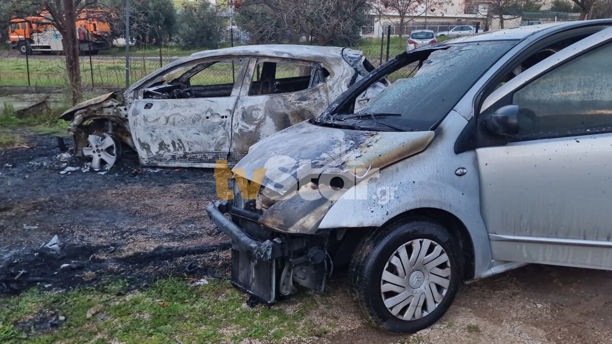Λαμία: Φωτιά και εκρήξεις κατέστρεψαν ολοσχερώς δύο αυτοκίνητα σε υπαίθριο πάρκινγκ