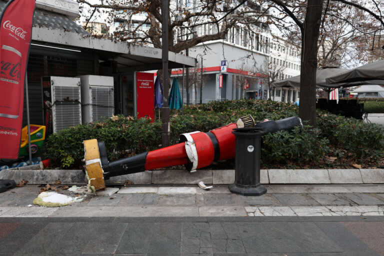 Θεοφάνεια με εικόνες ντροπής σε πλατεία της Λάρισας - Κατέστρεψαν τον χριστουγεννιάτικο στολισμό