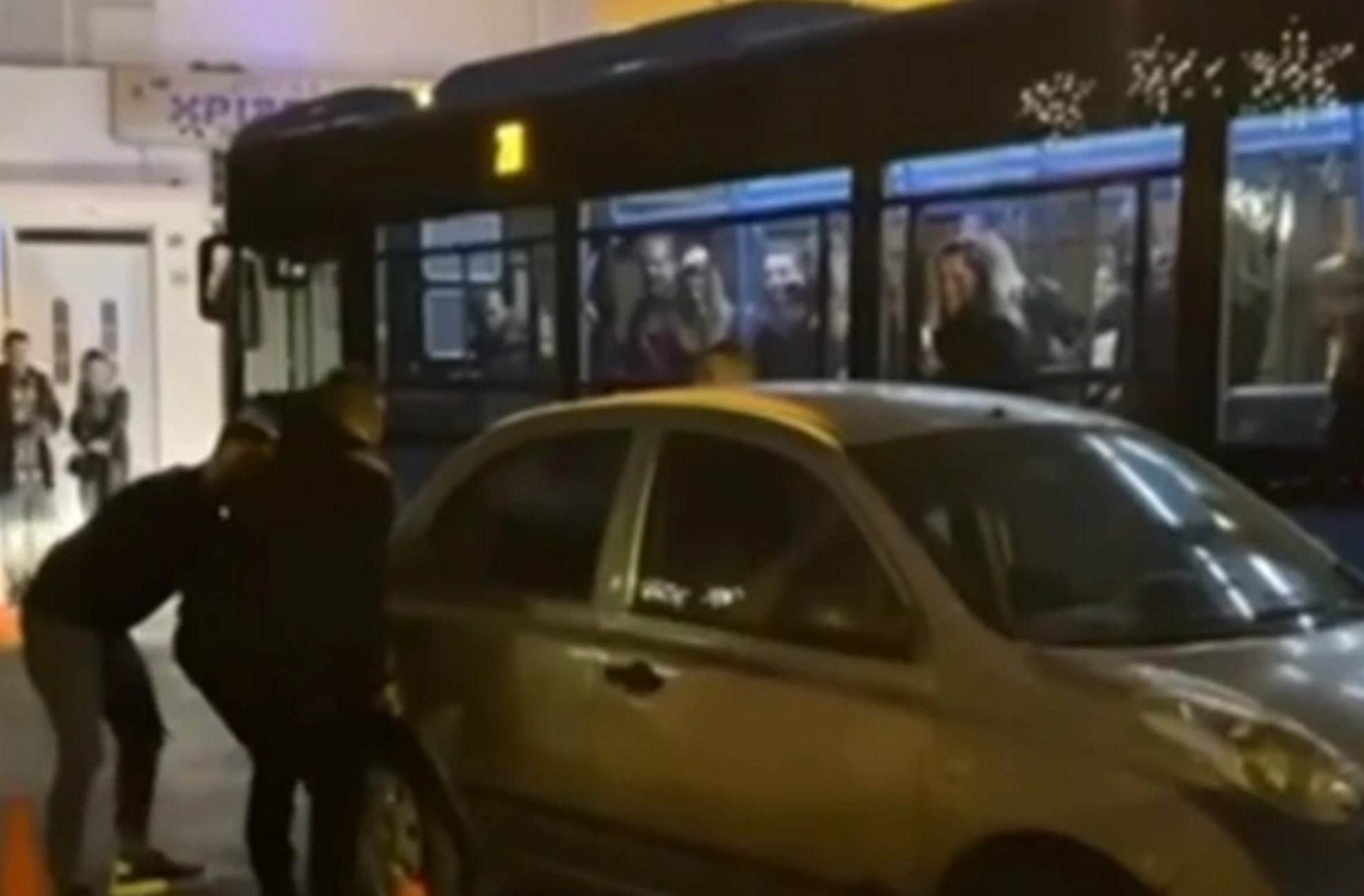 Θεσσαλονίκη: Σήκωσαν στα χέρια αυτοκίνητο που εμπόδιζε λεωφορείο σε στροφή