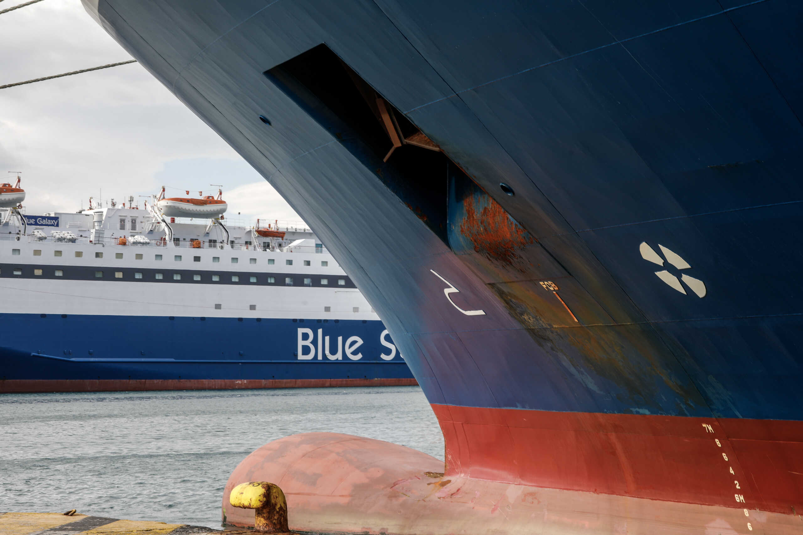 Δεμένα τα πλοία στα λιμάνια Πειραιά, Ραφήνας και Λαυρίου – Σε ισχύ το απαγορευτικό απόπλου