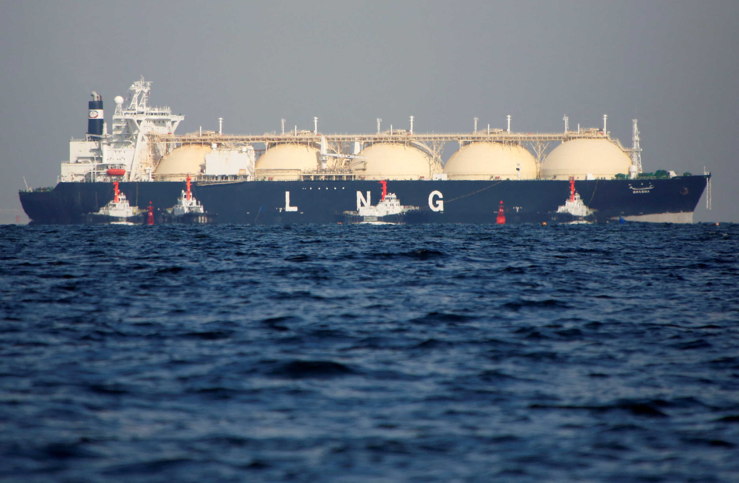 FILE PHOTO: A liquefied natural gas (LNG) tanker is tugged towards a thermal power station in Futtsu, east of Tokyo, Japan November 13, 2017. Picture taken November 13, 2017. REUTERS