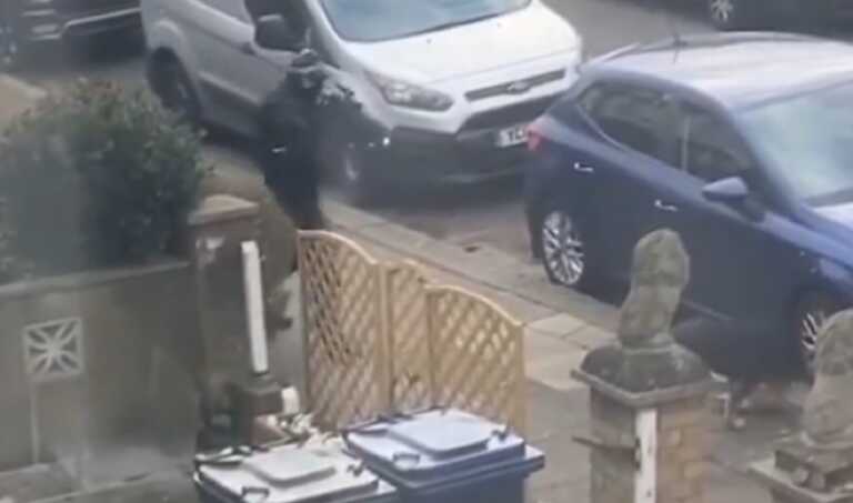 Αστυνομικός πυροβόλησε εξαγριωμένο σκύλο στο Λονδίνο - Περιφερόταν με άλλον σκύλο στα σαγόνια του