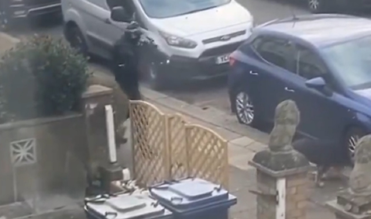 Βρετανία: Αστυνομικός πυροβόλησε εξαγριωμένο σκύλο στο Λονδίνο