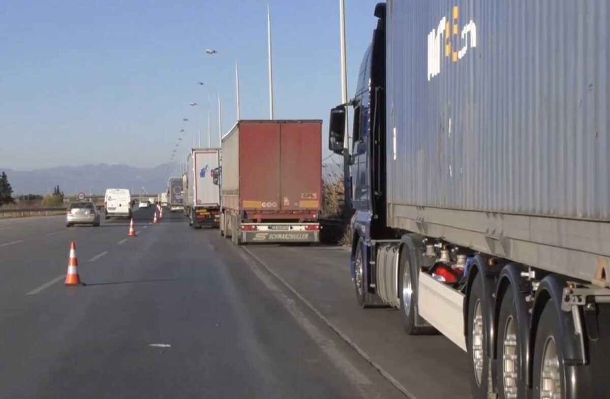 Κακοκαιρία Avgi – Θεσσαλονίκη: 50 νταλίκες σταμάτησαν στα Μάλγαρα λόγω της απαγόρευσης για βαρέα οχήματα