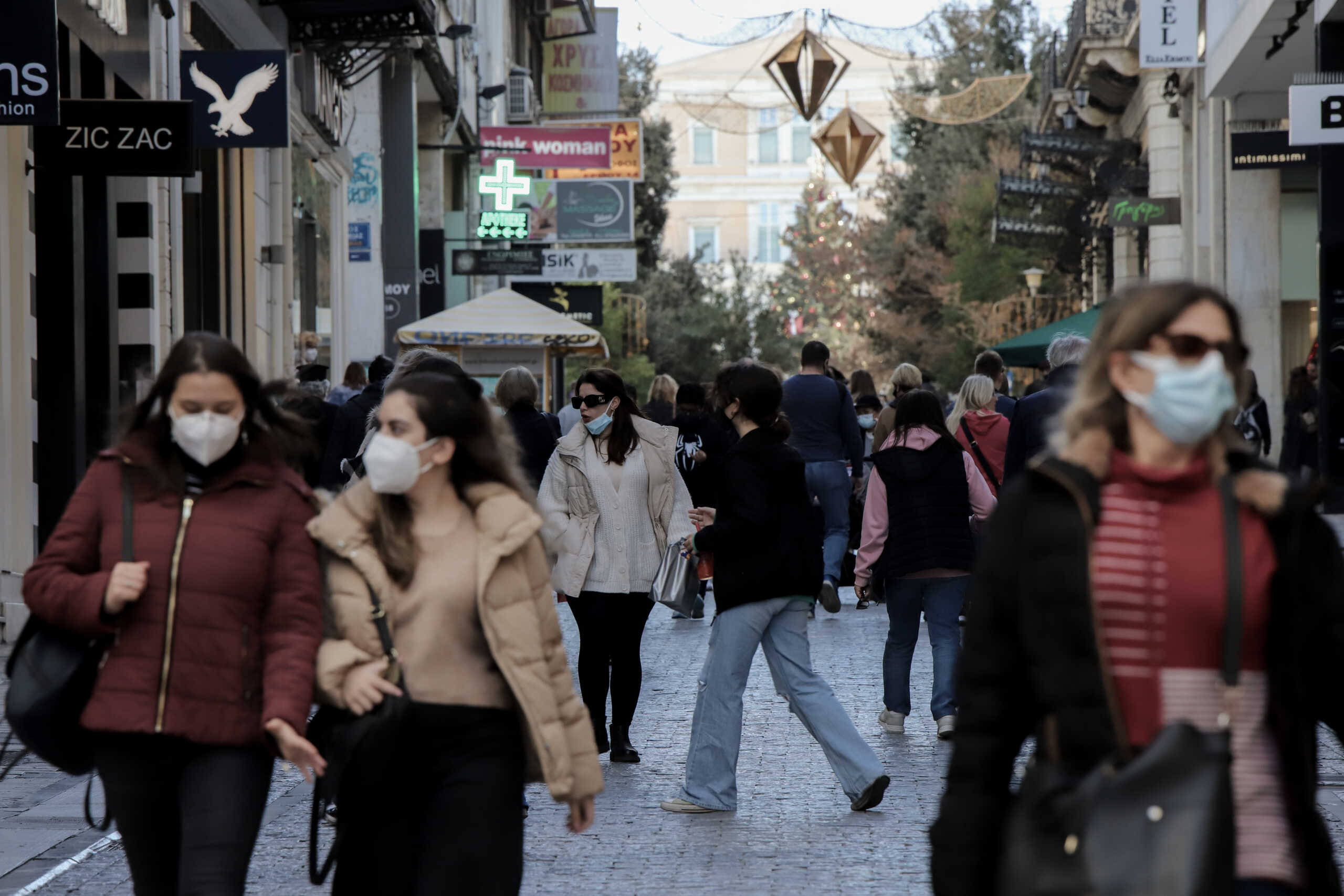 Στιγμιότυπα από το κέντρο της Αθήνας, κόσμος για βόλτα στο Μοναστηράκι και στην οδό Ερμού, Τετάρτη 5 Ιανουαρίου 2022