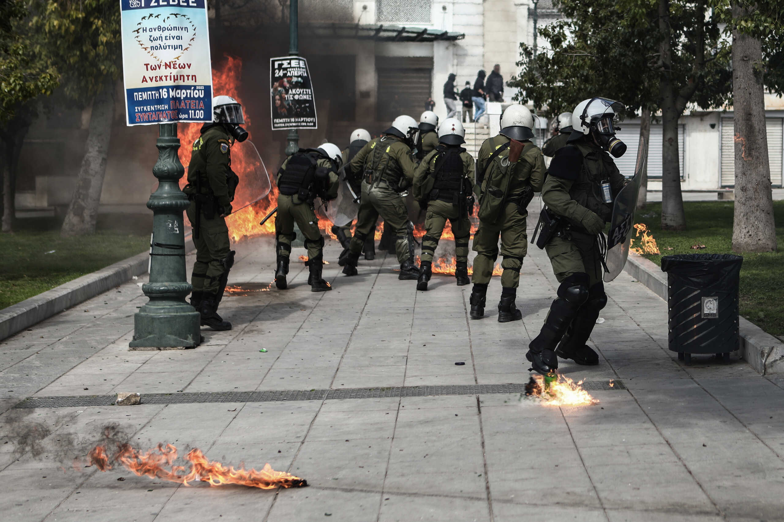 Επεισόδια γύρω από την πλατεία Συντάγματος μετά το τέλος των απεργιακών συγκεντρώσεων, Πέμπτη 16 Μαρτίου 2023. Τα επεισόδια ξέσπασαν ανάμεσα σε ομάδα διαδηλωτών και τις αστυνομικές δυνάμεις, με τους πρώτους να εκτοξεύουν μολότοφ και τα ΜΑΤ να απαντούν με χρήση χημικών.
(ΒΑΣΙΛΗΣ ΡΕΜΠΑΠΗΣ