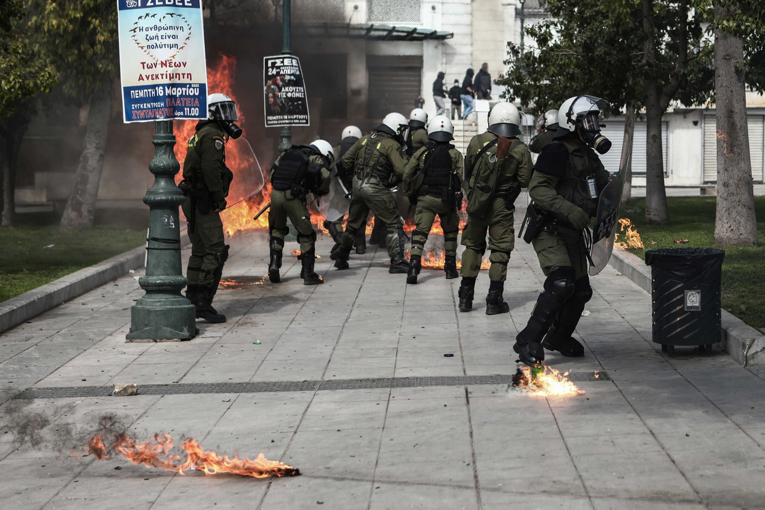 Εξάρχεια: Επίθεση με βόμβες μολότοφ εναντίον αστυνομικών