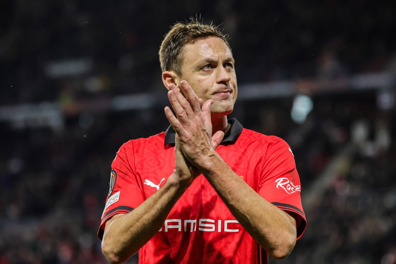 epa10967219 Rennes's Nemaja Matic applause the public during the UEFA Europa League Group F soccer match between Stade Rennais FC and Panathinaikos FC, in Rennes, France, 09 November 2023.  EPA
