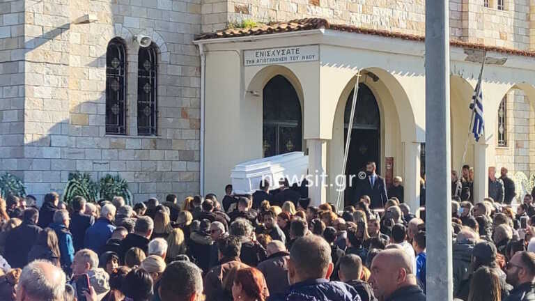 Σπαραγμός στην κηδεία του Μπάμπη που δολοφονήθηκε στο Μεσολόγγι - «Καρδιά μου, πού είσαι;» φώναζε η μητέρα του