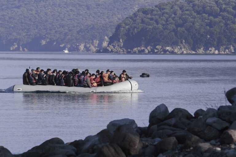 Εντοπίστηκαν και διασώθηκαν 107 μετανάστες νότια της Γαύδου - Τους περισυνέλλεξαν φορτηγά πλοία