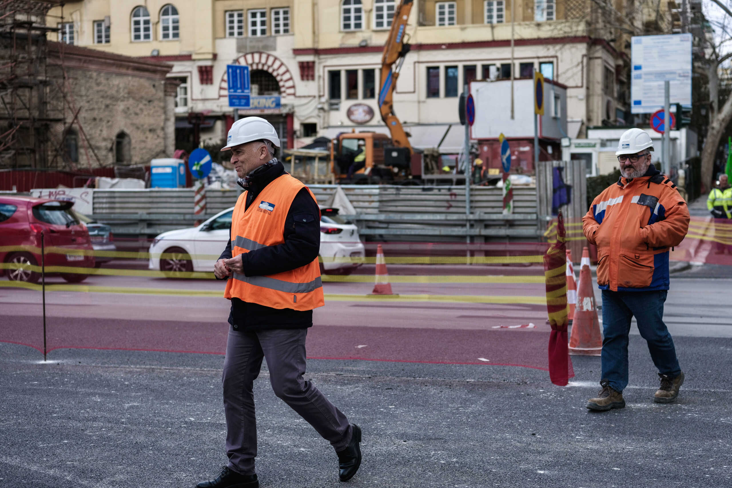 Επίσκεψη του υπουργού Υποδομών και Μεταφορών, Χρήστου Σταϊκούρα και του υφυπουργού Υποδομών και Μεταφορών, Νίκου Ταχιάου στον σταθμό Βενιζέλου του Μετρό στην Θεσσαλονίκη, Δευτέρα 29 Ιανουαρίου 2024. Ο υπουργός και ο υφυπουργός επιθεώρησαν τις εργασίες της οριστικής αποκατάστασης και απόδοσης στην πόλη των χώρων που καταλάμβανε το εργοτάξιο του Μετρό Θεσσαλονίκης για την κατασκευή του σταθμού Βενιζέλου. 
(ΚΩΝΣΤΑΝΤΙΝΟΣ ΤΣΑΚΙΤΖΗΣ