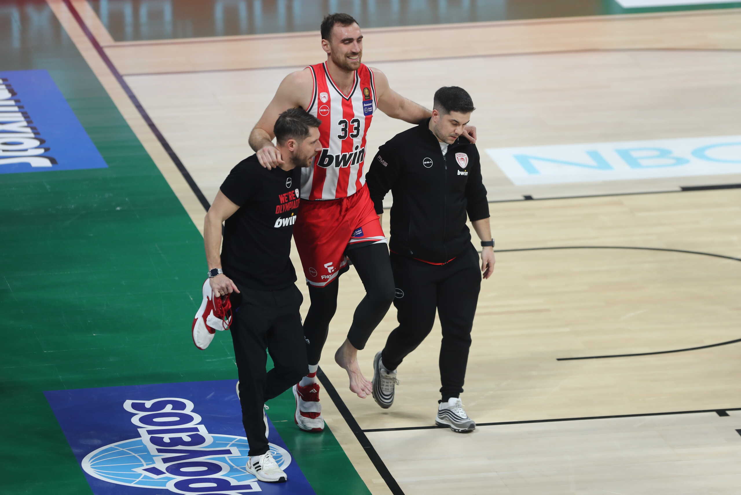 Παναθηναϊκός – Ολυμπιακός: Τραυματίστηκαν Μιλουτίνοφ και Σλούκας – Κουτσαίνοντας αλλά και με χειροκροτήματα αποχώρησε ο Σέρβος