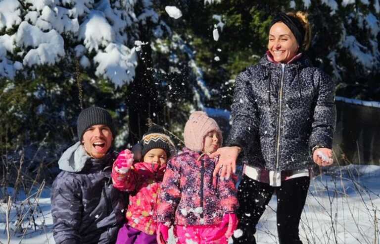Βασιλική Μιλλούση και Λευτέρης Πετρούνιας στα χιόνια με τα παιδιά τους