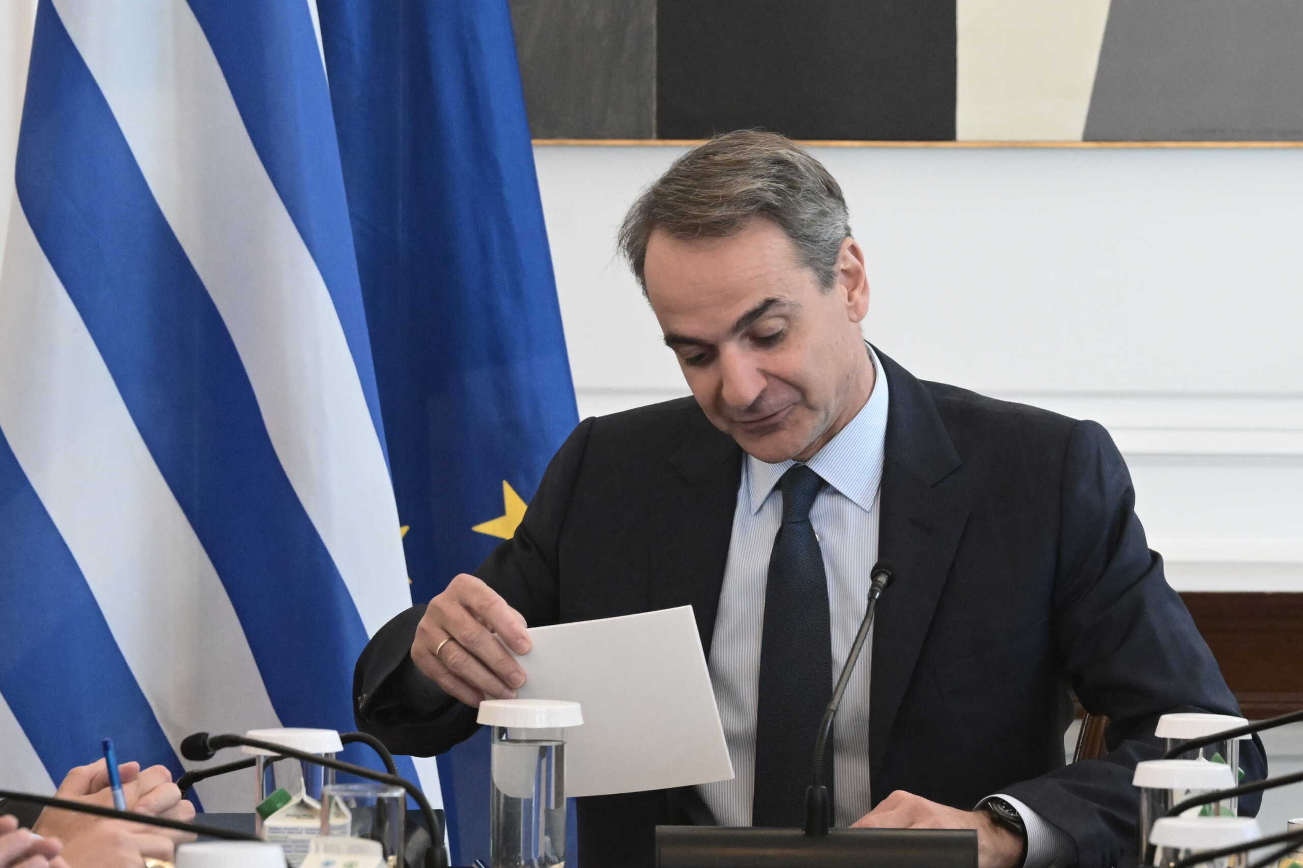 Συνεδρίαση του Υπουργικού Συμβουλίου στο Μέγαρο Μαξίμου υπό τον πρωθυπουργό Κυριάκο Μητσοτάκη, Τρίτη 9 Ιανουαρίου 2024. Στην ατζέντα της συνεδρίασης του υπουργικού συμβουλίου περιλαμβάνονταν δύο νομοσχέδια του υπουργείου Εθνικής Οικονομίας και Οικονομικών. Το ένα αφορά τη διαχείριση και τον έλεγχο του αιγιαλού και των παραλιών, ενώ το δεύτερο την ενσωμάτωση στο εθνικό δίκαιο της κοινοτικής οδηγίας, η οποία καθιερώνει ελάχιστο φορολογικό συντελεστή 15% στα κέρδη των πολυεθνικών εταιρειών. Επίσης συζητήθηκε  η πρόταση δημιουργίας της "Νέος ΟΣΕ ΑΕ" από τον υπουργό Υποδομών και Μεταφορών Χρήστο Σταϊκούρα. 
(ΤΑΤΙΑΝΑ ΜΠΟΛΑΡΗ