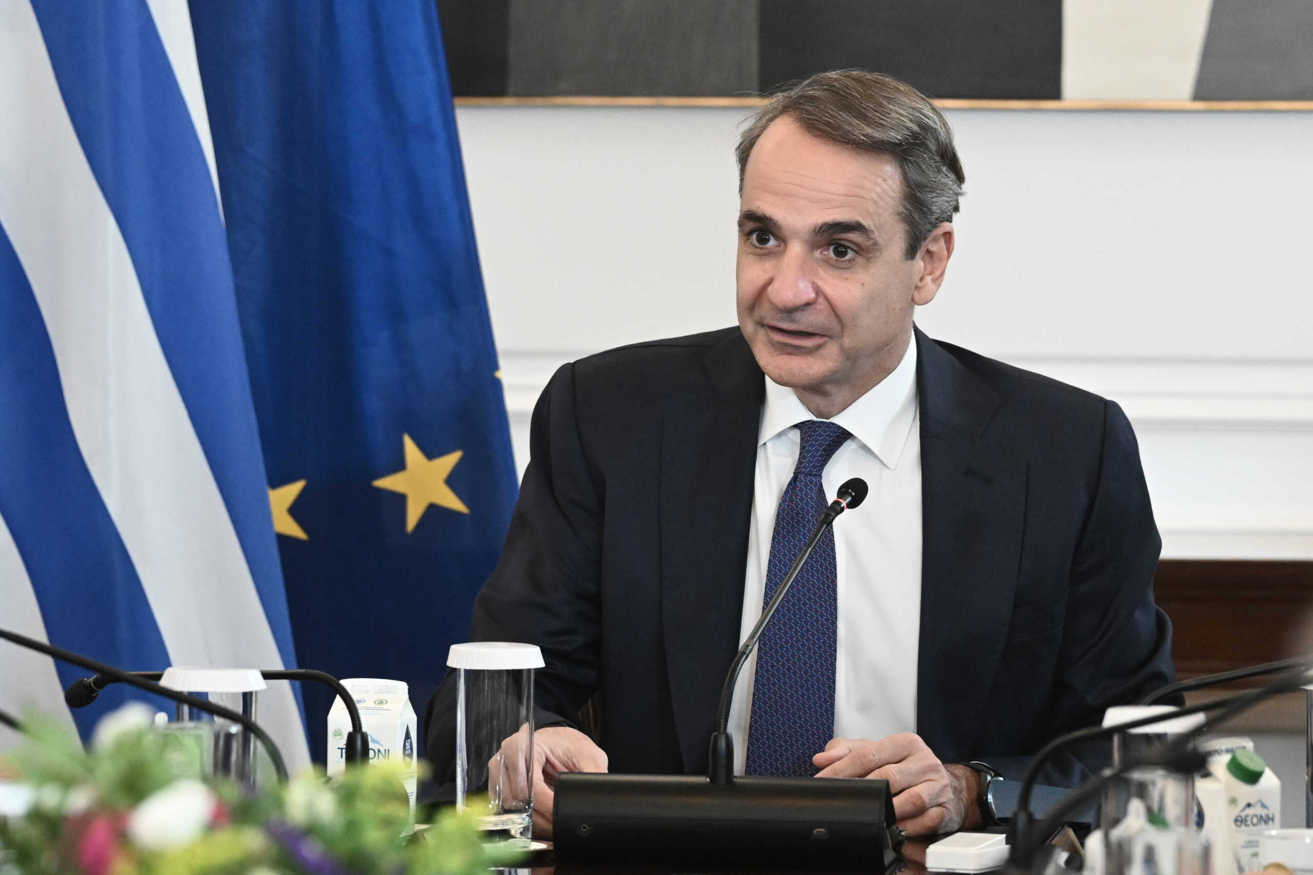 Συνεδρίαση του Υπουργικού Συμβουλίου υπό τον Πρωθυπουργό Κυριάκο Μητσοτάκη, Τετάρτη 24 Ιανουαρίου 2024. Στην συνεδρίαση του Υπουργικού Συμβουλίου παρουσιάστηκε και το νομοσχέδιο για τον γάμο των ομόφυλων ζευγαριών, με φόντο και τη συνεδρίαση της Ιεράς Συνόδου της Εκκλησίας της Ελλάδας, η οποία εξέφρασε την αντίθεσή της σε όσα προβλέπει το προωθούμενο νομοσχέδιο. Εκτός από το νομοσχέδιο για την ισότητα στον γάμο, ο υπουργός Δικαιοσύνης, Γιώργος Φλωρίδης, παρουσίασε το νομοσχέδιο για τον δικαστικό χάρτη. Επίσης ο υπουργός Εξωτερικών, Γιώργος Γεραπετρίτης, παρουσίασε το Στρατηγικό Σχέδιο για τον Απόδημο Ελληνισμό και ο υπουργός Ψηφιακής Διακυβέρνησης, Δημήτρης Παπαστεργίου, το νομοσχέδιο για τα μέτρα εφαρμογής του Κανονισμού (ΕΕ) 2022
(ΤΑΤΙΑΝΑ ΜΠΟΛΑΡΗ