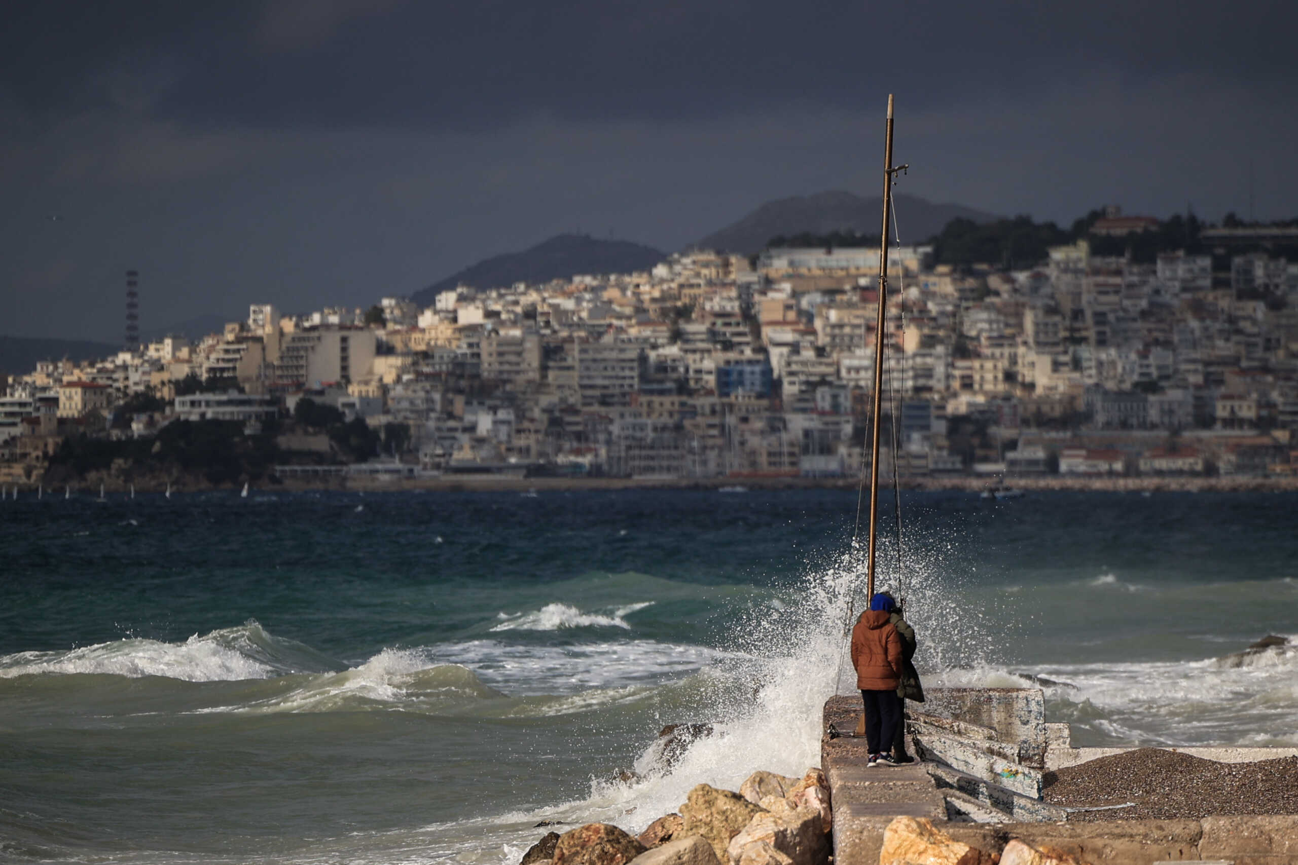 Κύματα στην θάλασσα σε παραλία της Αττικής. 
(ΓΙΩΡΓΟΣ ΚΟΝΤΑΡΙΝΗΣ