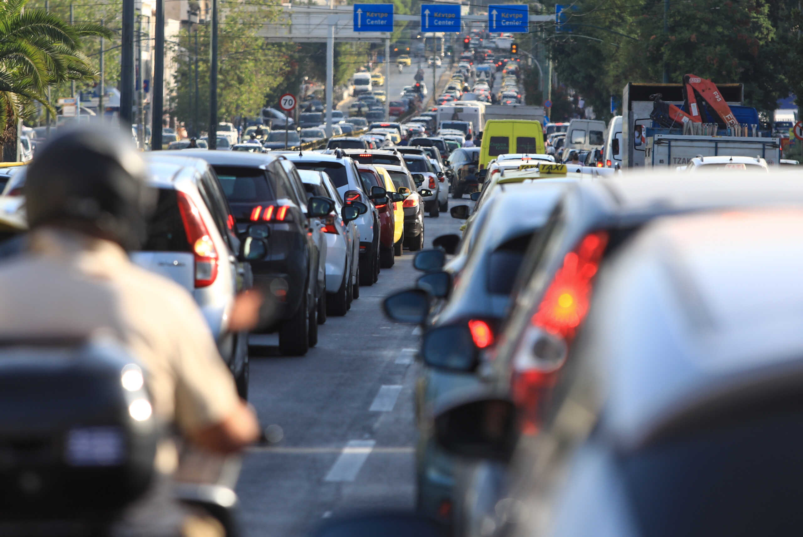 Κίνηση στους δρόμους: Καραμπόλα 5 οχημάτων στη Λεωφόρο Κηφισίας – Μποτιλιάρισμα σε Εθνική και Αττική Οδό
