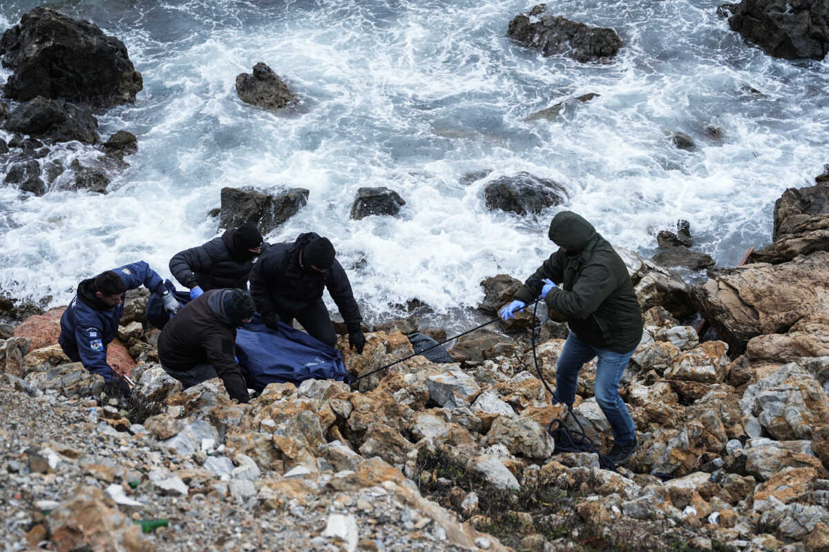 Ναυάγιο στη θαλάσσια περιοχή του Αγίου Γεωργίου Λουτρόπολης Θερμής στη Λέσβο όταν βάρκα με περίπου 35 μετανάστες ανατράπηκε και δύο άτομα έχασαν τη ζωή τους, Τετάρτη 10 Ιανουαρίου 2024.  Οκτώ άτομα έχουν εντοπιστεί σε βραχώδη περιοχή και γίνονται προσπάθειες να μεταφερθούν σε ασφαλές σημείο. Σύμφωνα με μαρτυρίες τους, άλλοι 25 βγήκαν από τη βάρκα και διέφυγαν στη στεριά και αναζητούνται αυτή την ώρα. Στην περιοχή πνέουν 8 με 9 μποφόρ. 
(ΠΑΝΑΓΙΩΤΗΣ ΜΠΑΛΑΣΚΑΣ