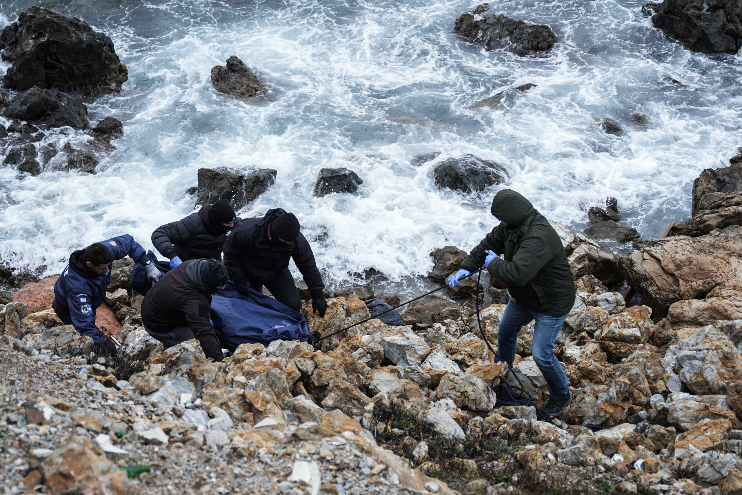 Ναυάγιο στη θαλάσσια περιοχή του Αγίου Γεωργίου Λουτρόπολης Θερμής στη Λέσβο όταν βάρκα με περίπου 35 μετανάστες ανατράπηκε και δύο άτομα έχασαν τη ζωή τους, Τετάρτη 10 Ιανουαρίου 2024.  Οκτώ άτομα έχουν εντοπιστεί σε βραχώδη περιοχή και γίνονται προσπάθειες να μεταφερθούν σε ασφαλές σημείο. Σύμφωνα με μαρτυρίες τους, άλλοι 25 βγήκαν από τη βάρκα και διέφυγαν στη στεριά και αναζητούνται αυτή την ώρα. Στην περιοχή πνέουν 8 με 9 μποφόρ. 
(ΠΑΝΑΓΙΩΤΗΣ ΜΠΑΛΑΣΚΑΣ