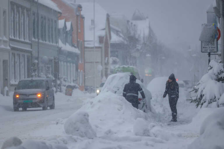 Επικός χιονιάς στη Νορβηγία – Έκλεισε το αεροδρόμιο – Παρέλυσαν τα τρένα