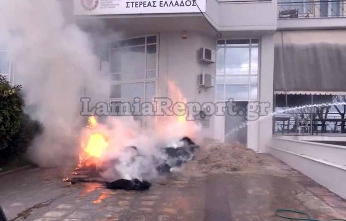 Αγρότες έβαλαν φωτιά έξω από τα γραφεία του ΟΠΕΚΕΠΕ στη Λαμία – Κινητοποιήσεις σε Καρδίτσα και Λάρισα