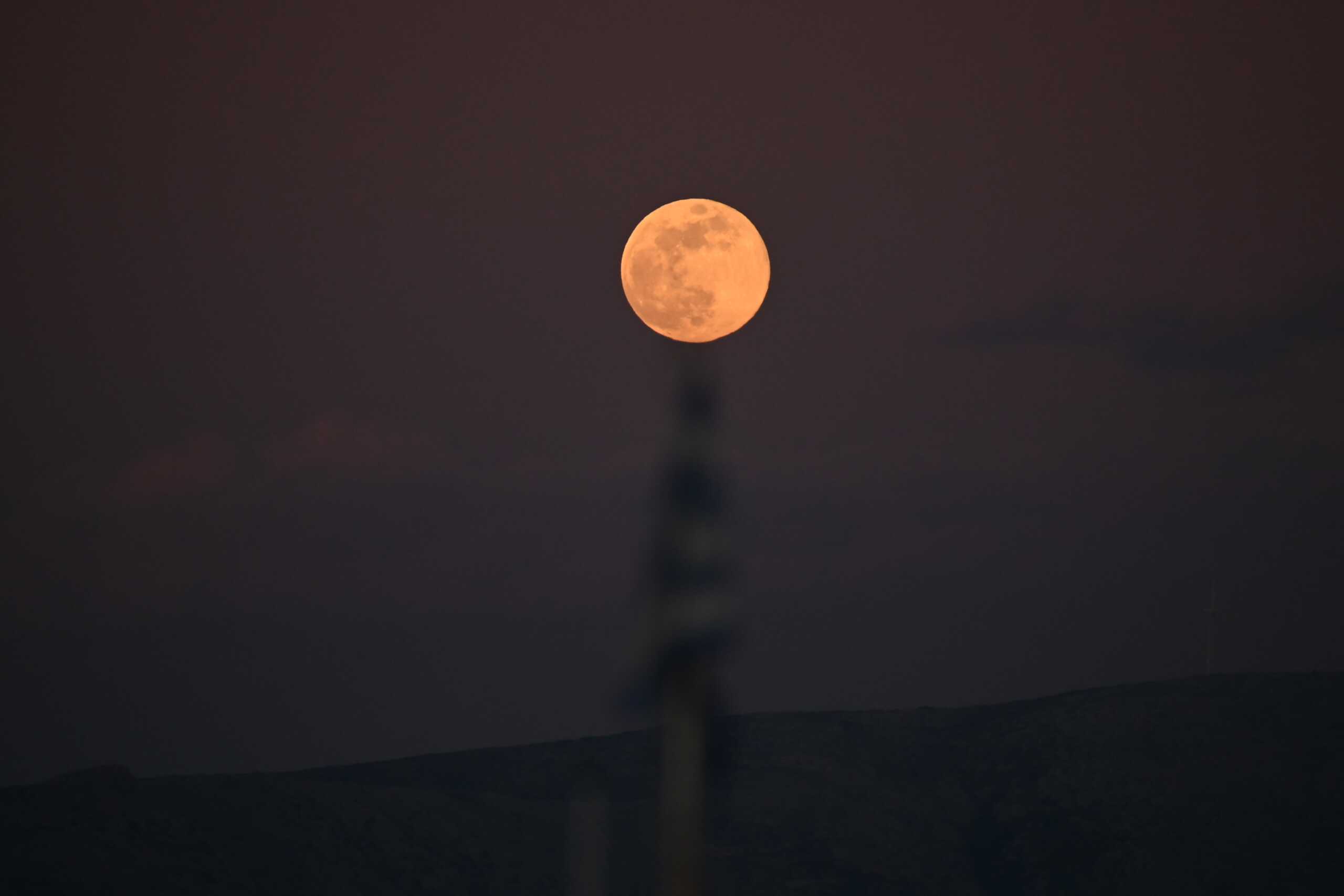 Πανσέληνος Ιανουαρίου 2024: Εντυπωσιακές εικόνες από το «φεγγάρι του λύκου»