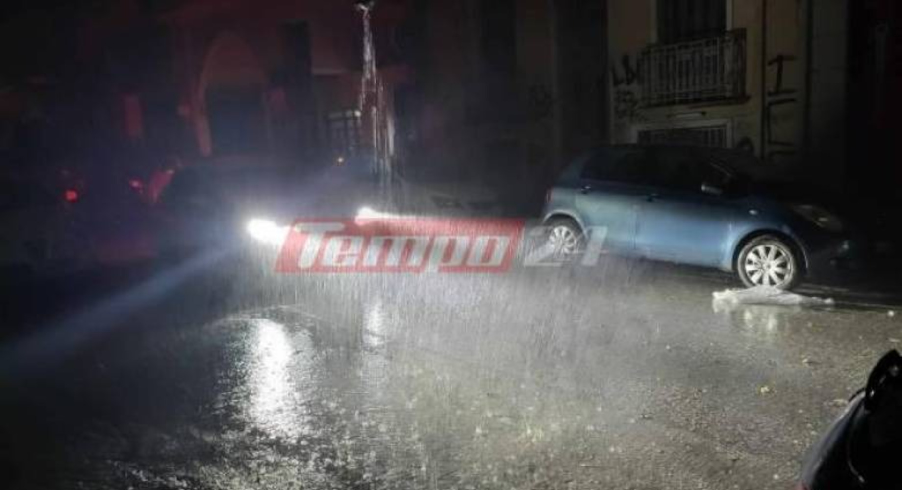 Κακοκαιρία – Πάτρα: Βροχές και δυνατοί άνεμοι, δέντρα έπεσαν σε αυτοκίνητα