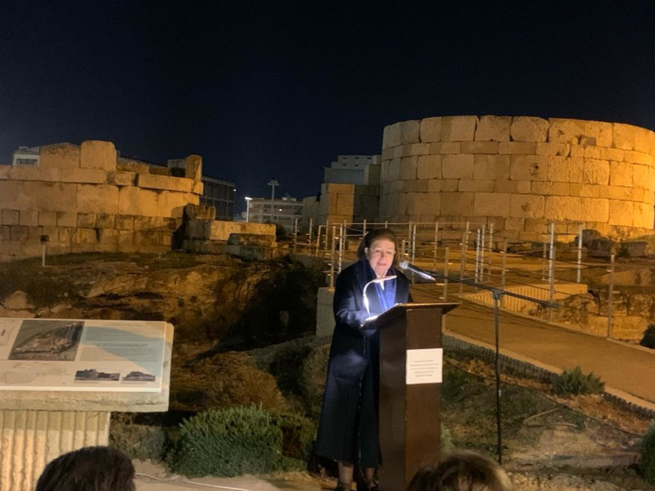 Πειραιάς: Φωταγωγήθηκε η Ηετιώνεια Πύλη παρουσία της Λίνας Μενδώνη