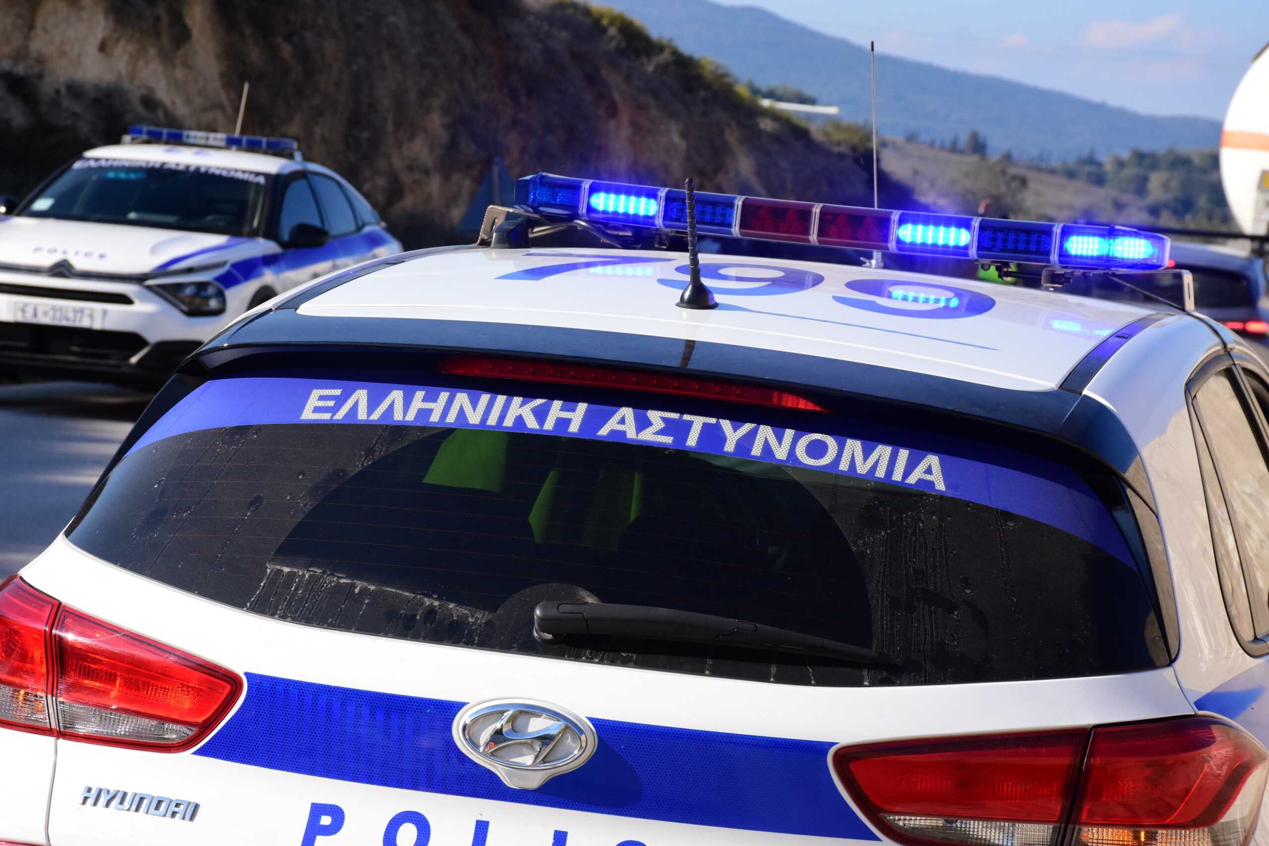 ΚΟΡΙΝΘΙΑ-ΙΧ αυτοκίνητο συγκρούστηκε με φορτηγό στα Δερβενάκια, στην επαρχιακή οδό Κορίνθου-Άργους, με αποτέλεσμα τον σοβαρό τραυματισμό του οδηγού του αυτοκινήτου. Η πυροσβεστική απεγκλώβισε τον οδηγό από το ΙΧ ο οποίος είχε τις αισθήσεις του και μεταφέρθηκε με ασθενοφόρο του ΕΚΑΒ στο Νοσοκομείο Κορίνθου. Έρευνα για τα αίτια του τροχαίου διενεργεί η Τροχαία Κορίνθου. (ΒΑΣΙΛΗΣ ΠΑΠΑΔΟΠΟΥΛΟΣ