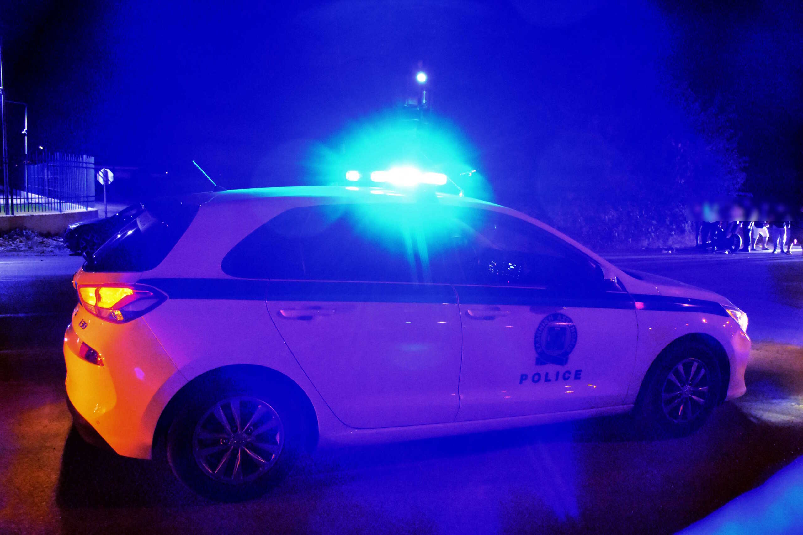 ΑΡΓΟΣ- Τροχαίο ατύχημα σημειώθηκε χθες βράδυ, Κυριακή 24 Ιουλίου, στη Νέα Κίο Αργολίδας.
Πιο συγκεκριμένα στην επαρχιακή οδό Νέας Κίου - Άργους στο ύψος της λαχαναγοράς, μηχανή μεγάλου κυβισμού συγκρούστηκε με αυτοκίνητο με αποτέλεσμα τον τραυματισμό του οδηγού της.
Στο σημείο έσπευσε ασθενοφόρο του ΕΚΑΒ που μετέφερε τον νεαρό αναβάτη στο νοσοκομείο. Για τα αίτια του τροχαίου ατυχήματος έρευνες διενεργεί η Τροχαία Άργους - Μυκηνών. (ΒΑΣΙΛΗΣ ΠΑΠΑΔΟΠΟΥΛΟΣ