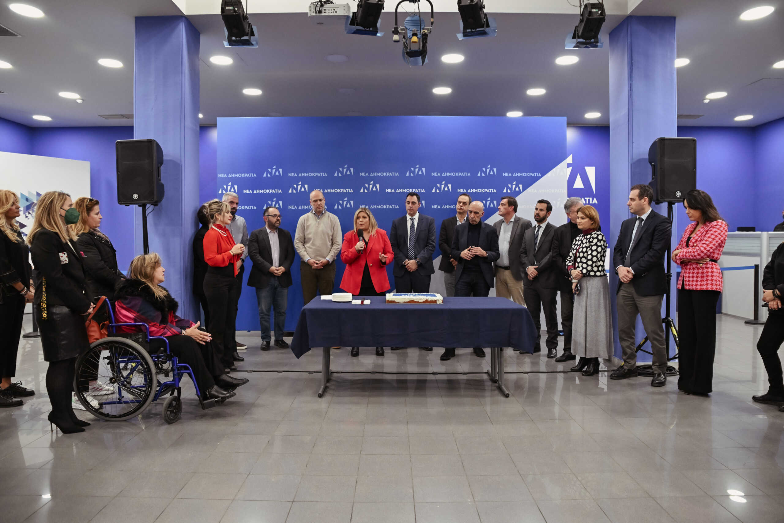 Η κοπή της Πρωτοχρονιάτικης πίτας της Νέας Δημοκρατίας πραγματοποιήθηκε στα κεντρικά γραφεία του κόμματος, παρουσία του Υφυπουργού παρά τω Πρωθυπουργώ και Διευθυντή του Γραφείου του Πρωθυπουργού, Γιάννη Μπρατάκου, της Γραμματέως της Πολιτικής Επιτροπής Μαρίας Συρεγγέλα, του Γενικού Διευθυντή του κόμματος Γιάννη Σμυρλή, του Γραμματέα Οργανωτικού και αναπληρωτή Γραμματέα ΠΕ Στέλιου Κονταδάκη, του αναπληρωτή Γραμματέα της Πολιτικής Επιτροπής Χριστόφορου Μπουτσικάκη, των μελών του Διαγραμματειακού και του Διατομεακού και των εργαζομένων του κόμματος. Πέμπτη 25 Ιανουαρίου 2024 (ΓΡ. ΤΥΠΟΥ ΝΕΑΣ ΔΗΜΟΚΡΑΤΙΑΣ