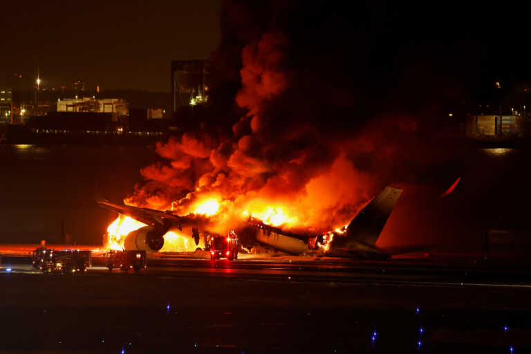 Σύγκρουση αεροπλάνων στο αεροδρόμιο του Τόκιο - Σώοι οι 379 επιβαίνοντες του Α350 που κάηκε ολοσχερώς - Αγνοούνται 5 από το άλλο αεροσκάφος