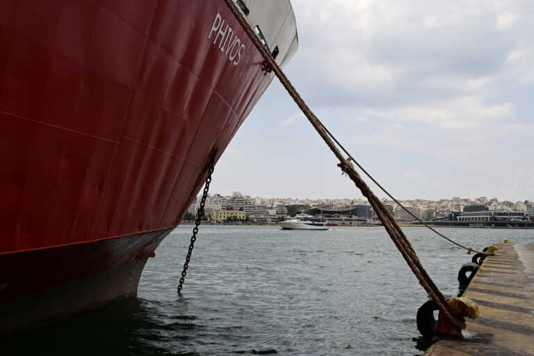 Δεμένα τα πλοία στα λιμάνια - Σε ισχύ το απαγορευτικό απόπλου σε Πειραιά, Ραφήνα και Λαύριο