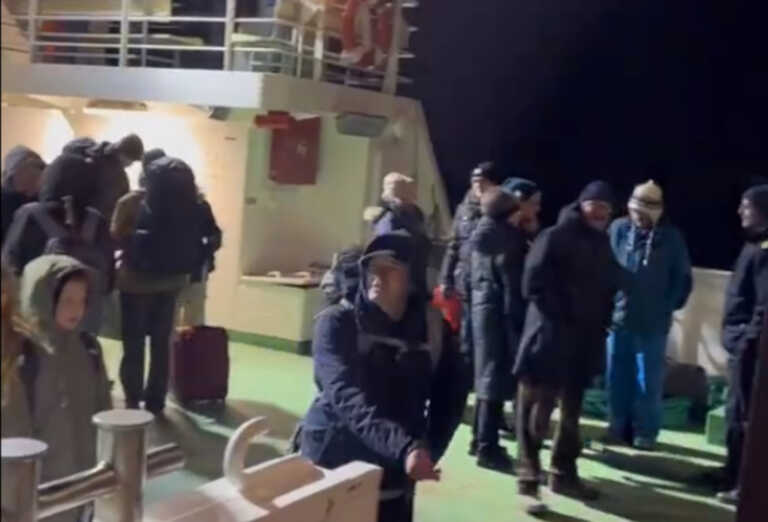 Αγρότες στην Γερμανία απέκλεισαν σε πλοίο τον υπουργό Οικονομικών Ρόμπερτ Χάμπεκ