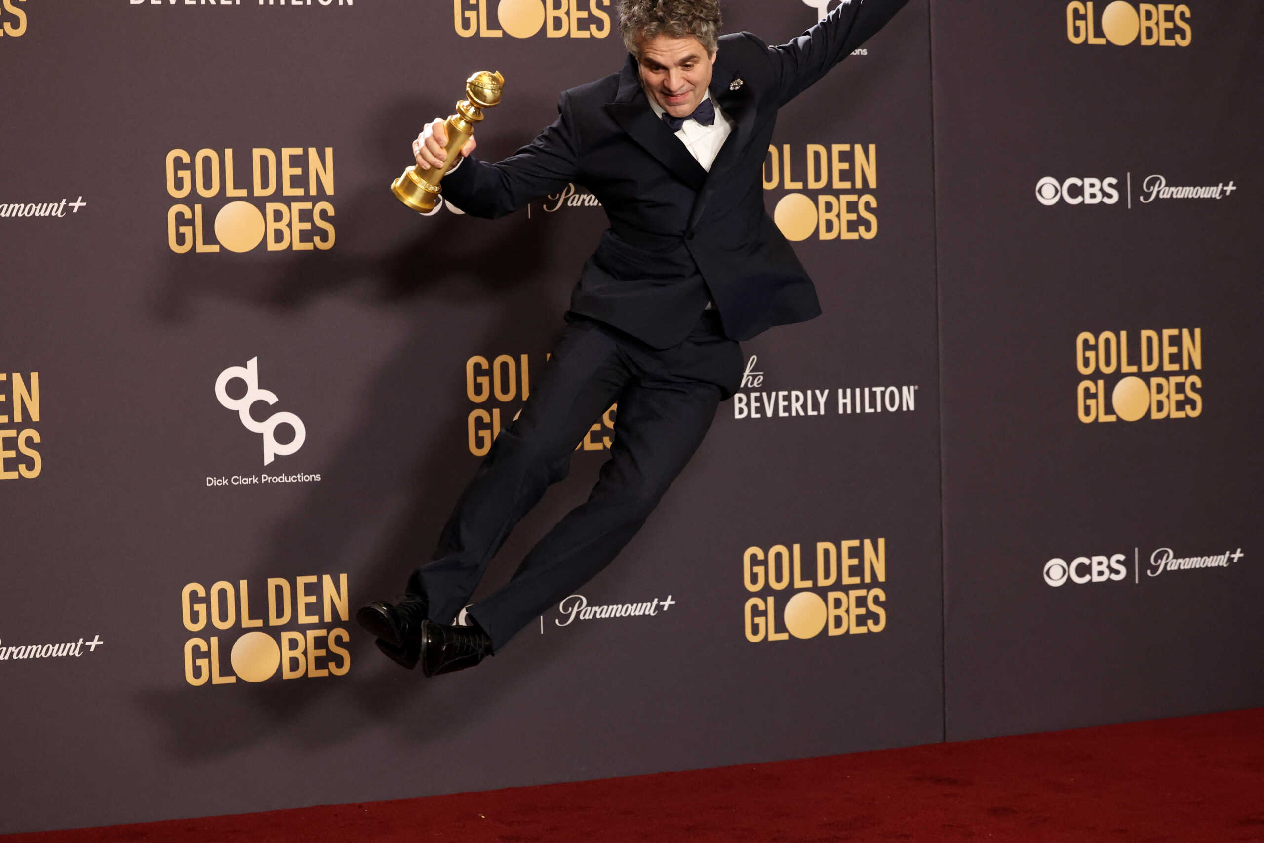 Golden Globes 2024: Έξαλλοι πανηγυρισμοί του Mark Ruffalo για τη Χρυσή Σφαίρα του Poor Things