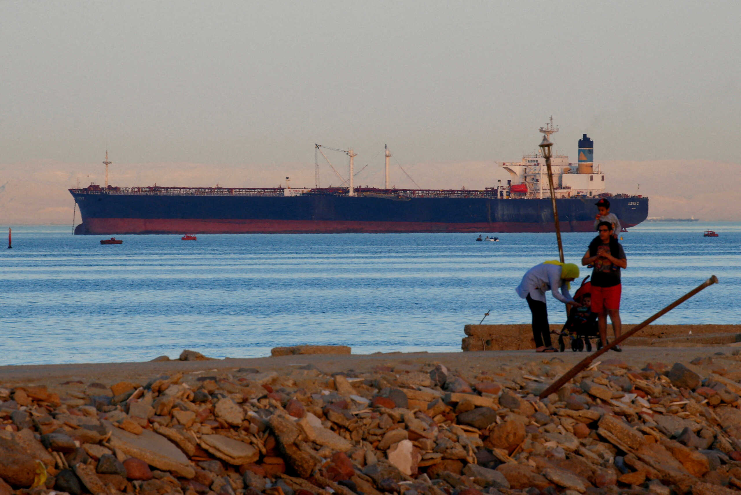 Quasi la metà delle merci passa attraverso il Canale di Suez a causa degli Houthi