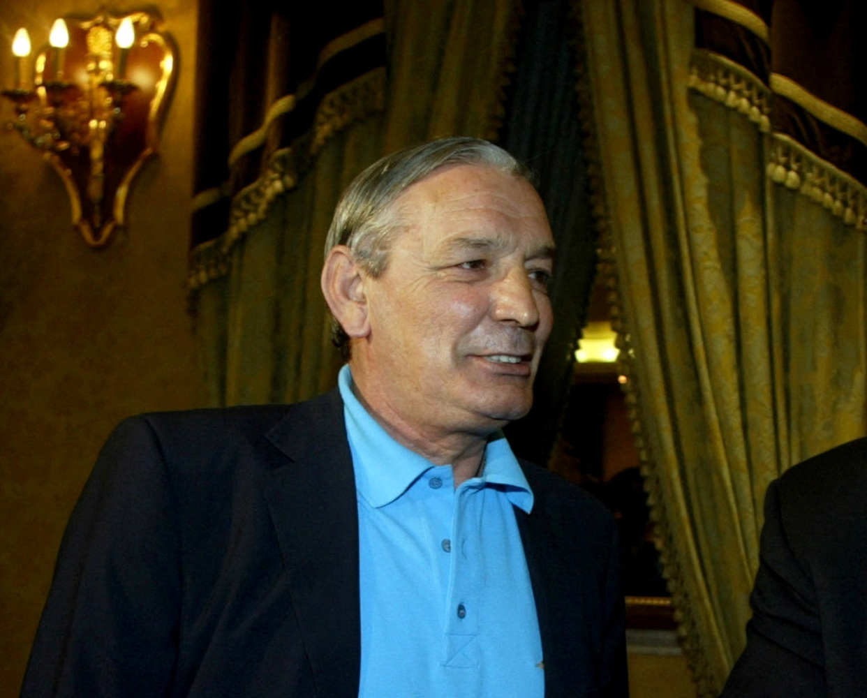 FILE PHOTO: Italy's soccer coach Marcello Lippi (R) chats with former national team player Gigi Riva before a news conference in a hotel in Rome May 15, 2006.  REUTERS