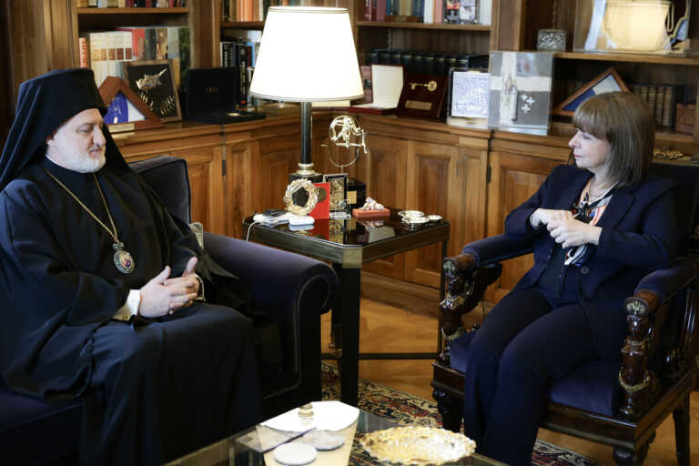 Θερμό κλίμα και ευχαριστίες στη συνάντηση Σακελλαροπούλου με τον Αρχιεπίσκοπο Αμερικής Ελπιδοφόρο
