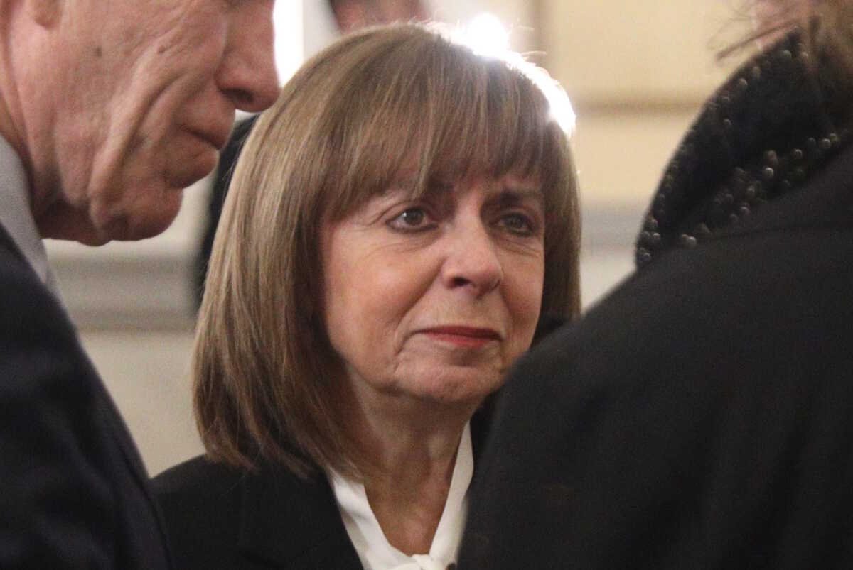 Η Πρόεδρος της Δημοκρατίας Κατερίνα Σακελλαροπούλου, απονέμει μετά θάνατον, το παράσημο του Μεγαλόσταυρου του Τάγματος του Φοίνικος στα αδέλφια Άντζελα Μόιρα και Φίλιππ Αντώνη Μανδαλιό, εθελοντές διερμηνείς που έχασαν τη ζωή τους κατά τη διάρκεια της ελληνικής ανθρωπιστικής αποστολής στη Λιβύη, στις 17 Σεπτεμβρίου 2023, σε ειδική τελετή στο Προεδρικό Μέγαρο, Παρασκευή 12 Ιανουαρίου 2024. 
(ΓΙΑΝΝΗΣ ΠΑΝΑΓΟΠΟΥΛΟΣ