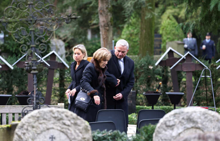 Ο λιτός τάφος του Βόλφγκανκ Σόιμπλε - Υποβασταζόμενη η σύζυγός του - Το στεφάνι με όρκους αιώνιας αγάπης