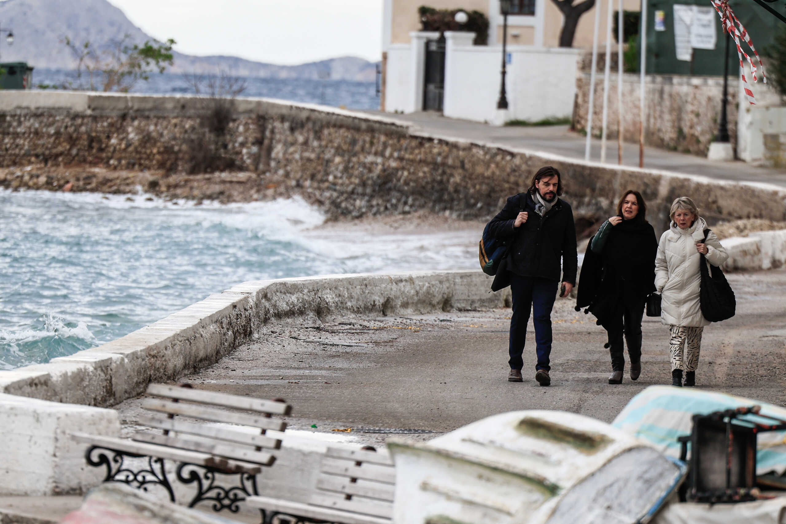 Σπέτσες: Παρατείνουν την παραμονή τους στο νησί οι βουλευτές του ΣΥΡΙΖΑ – Προβληματίζει ο καιρός
