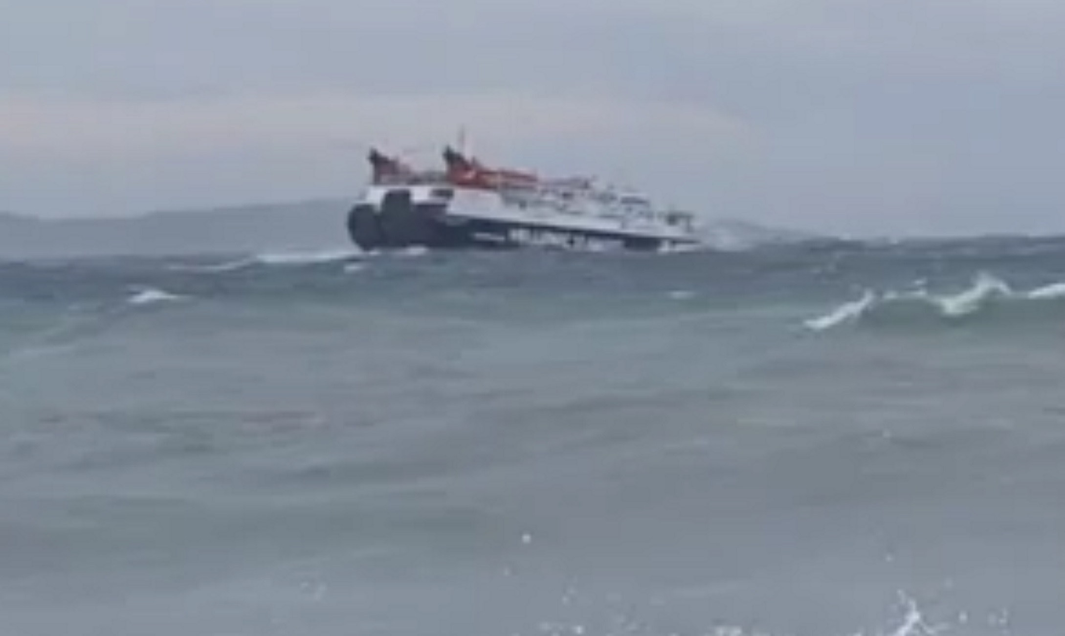 Σκόπελος: Βίντεο με το πλοίο «Skiathos Express» να παλεύει με τα κύματα