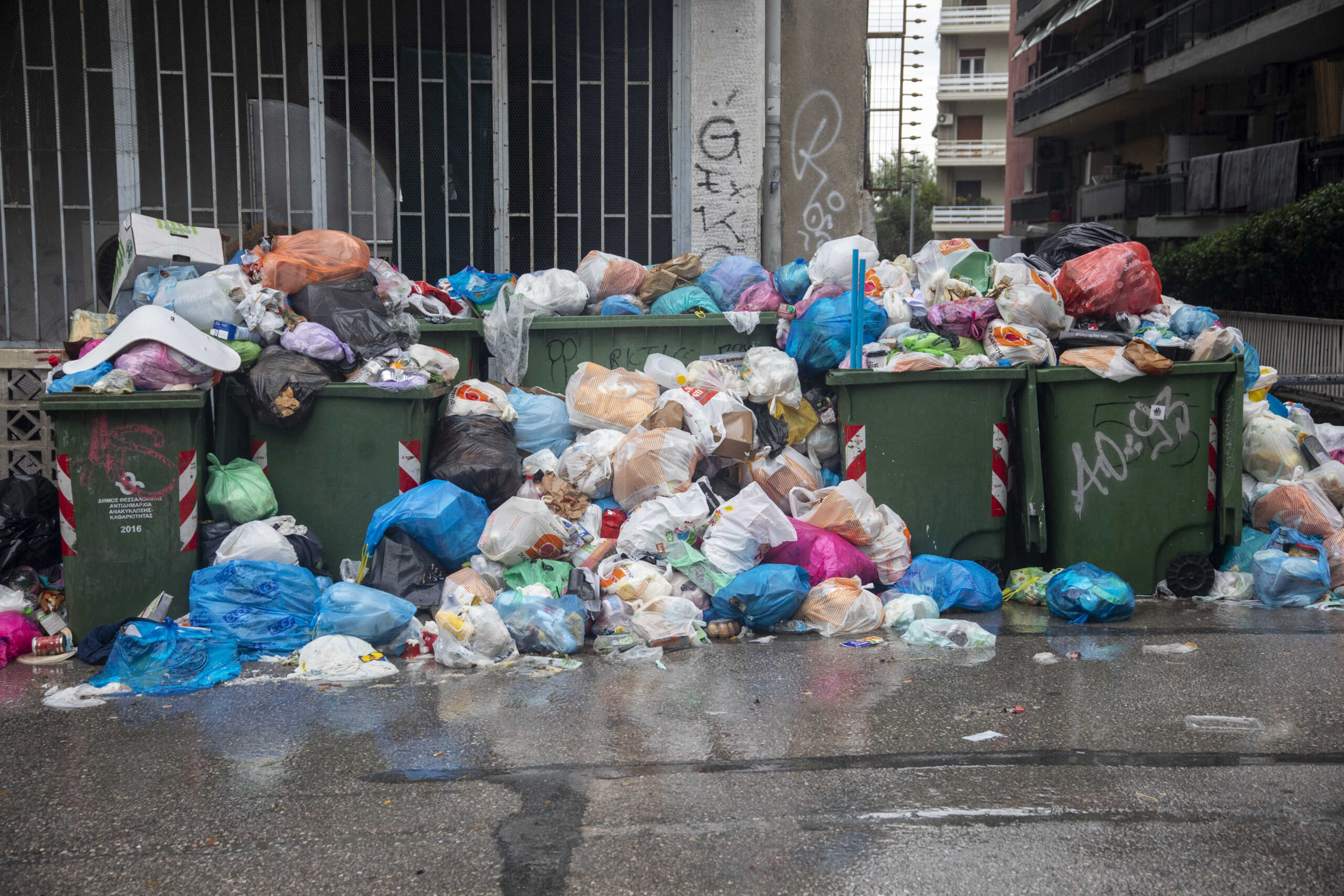 Θεσσαλονίκη: Έκκληση στους δημότες να μην κατεβάζουν σκουπίδια στους κάδους ενόψει κακοκαιρίας